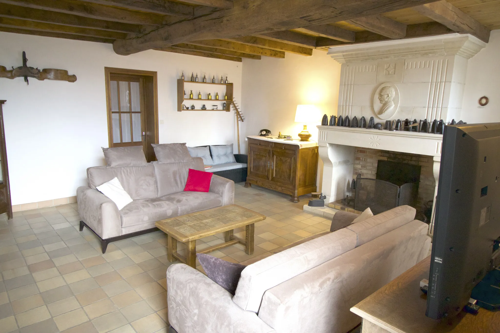 Maison charentaise en parfait état avec jardin et dépendances à Annepont 