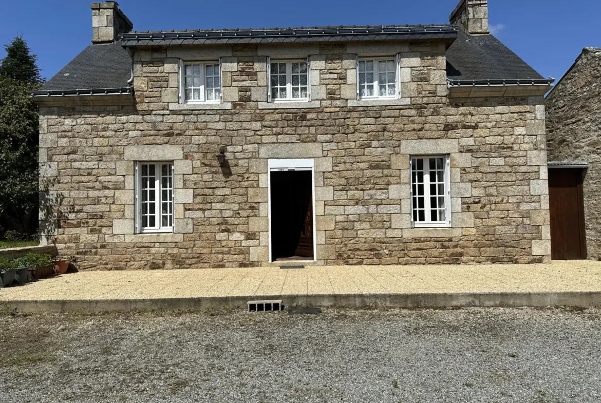 Belle maison en pierre au coeur de Baud à vendre 