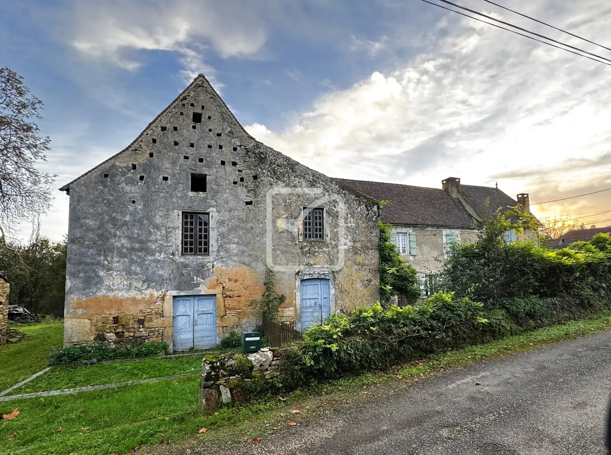 Ensemble immobilier avec Longère de 1850 à Montcléra 