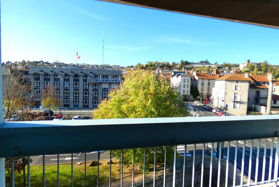 Appartement T3 à vendre à Aurillac avec ascenseur et balcons 