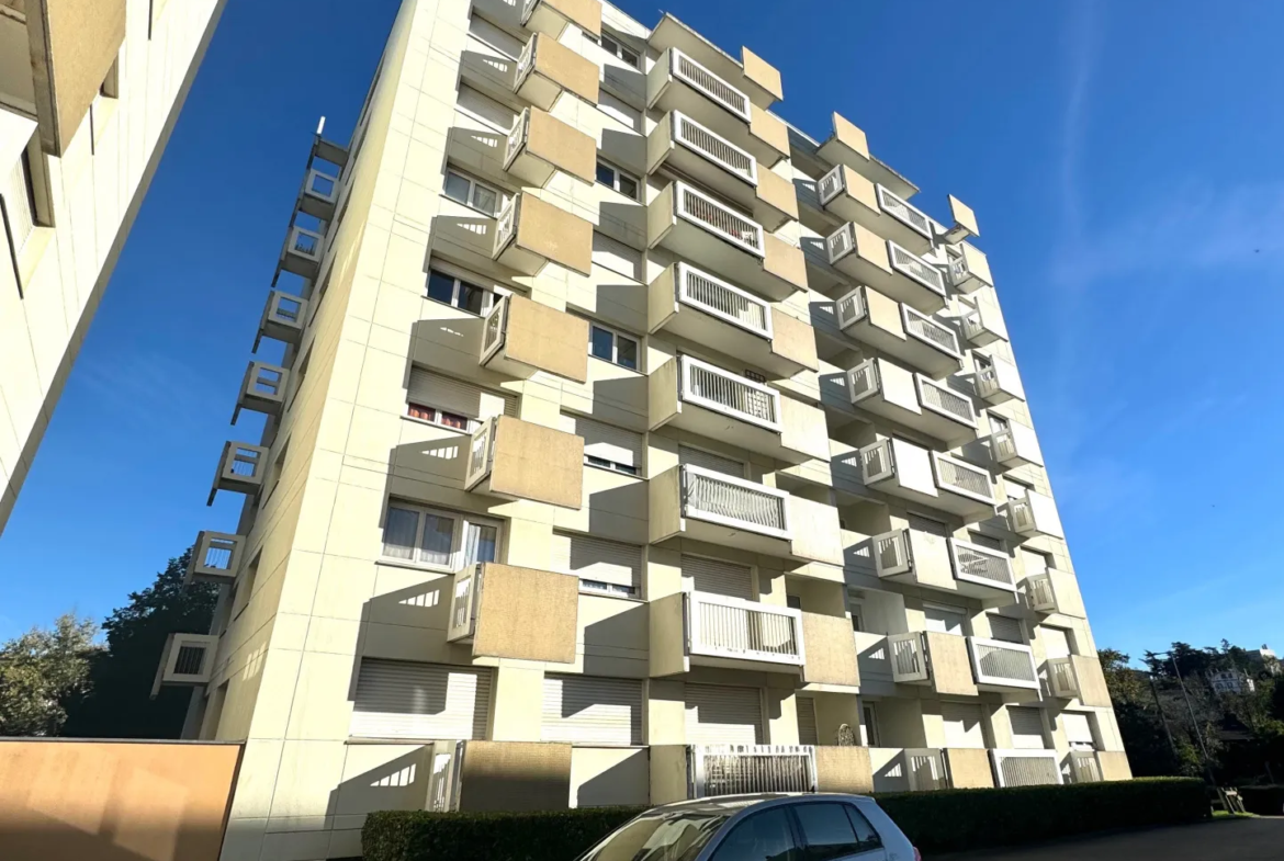 Appartement T4 lumineux avec balcon, cave et parking à Saint-Étienne 