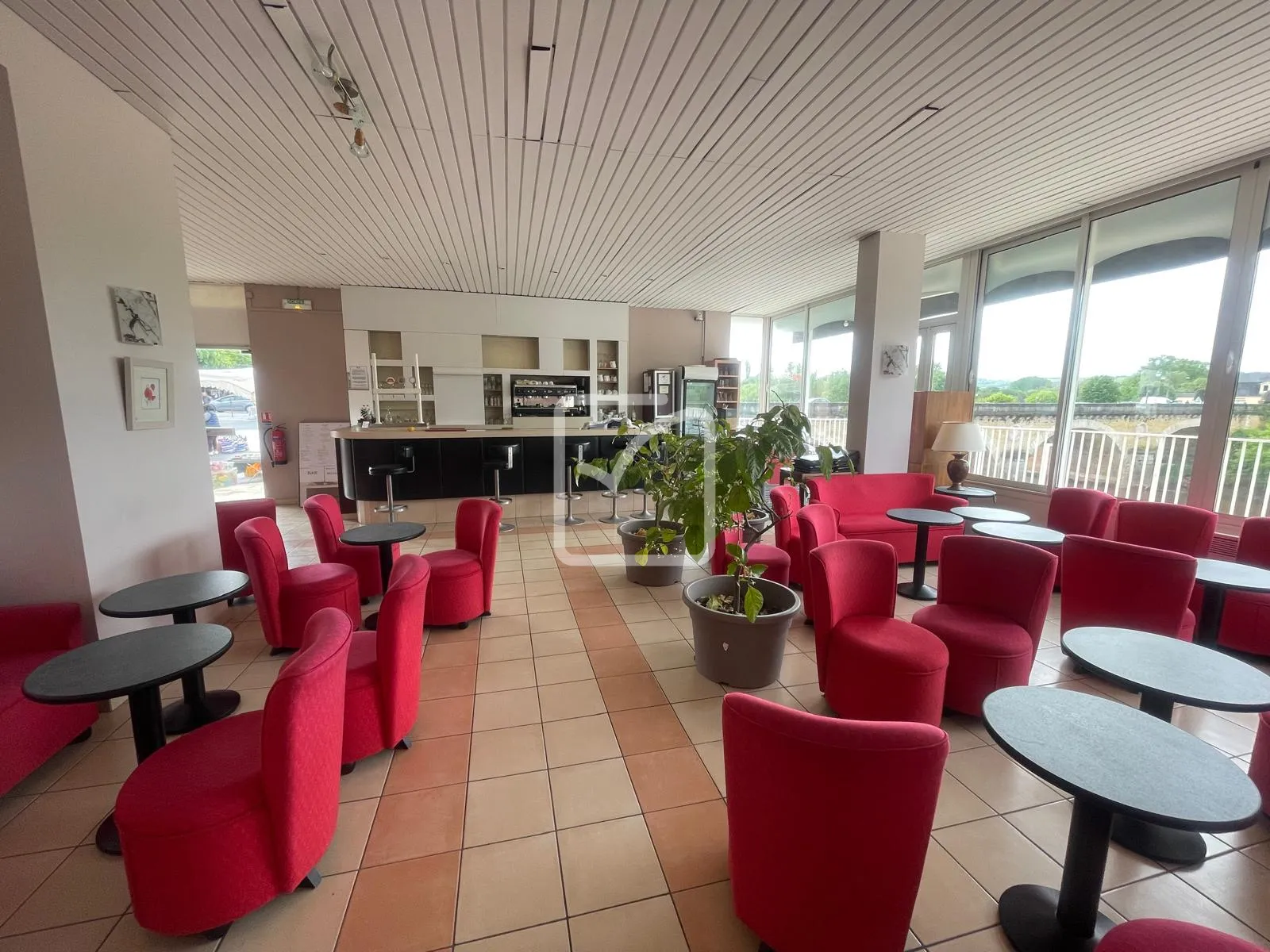 Restaurant à vendre au Bugue avec terrasse et salle de séminaire 