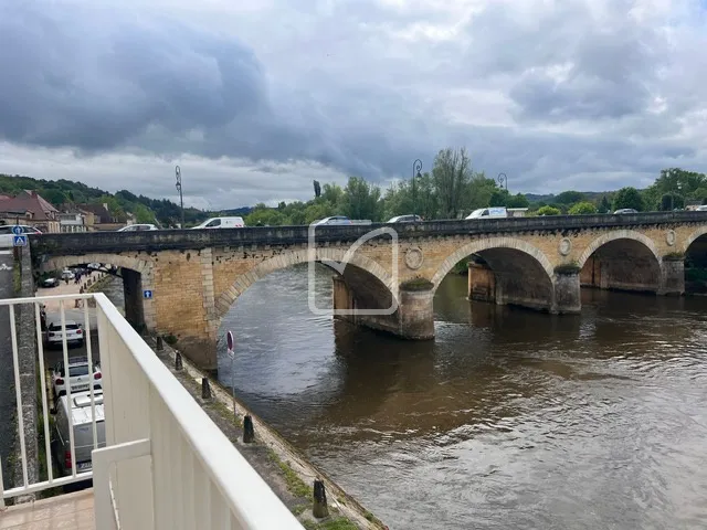 Restaurant à vendre au Bugue avec terrasse et salle de séminaire 