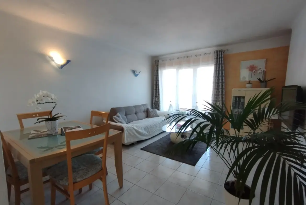 Appartement à vendre à Six Fours Les Plages avec balcon et parking 