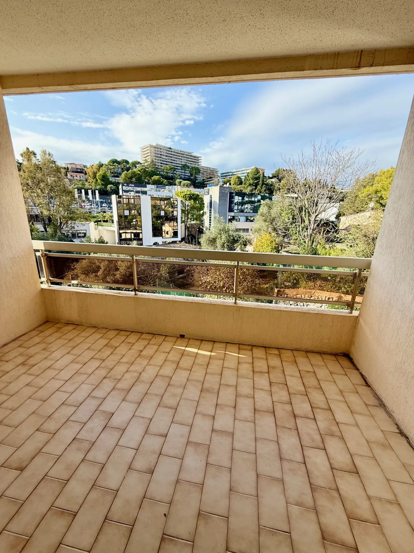 Studio rénové avec terrasse au Cannet Mairie 