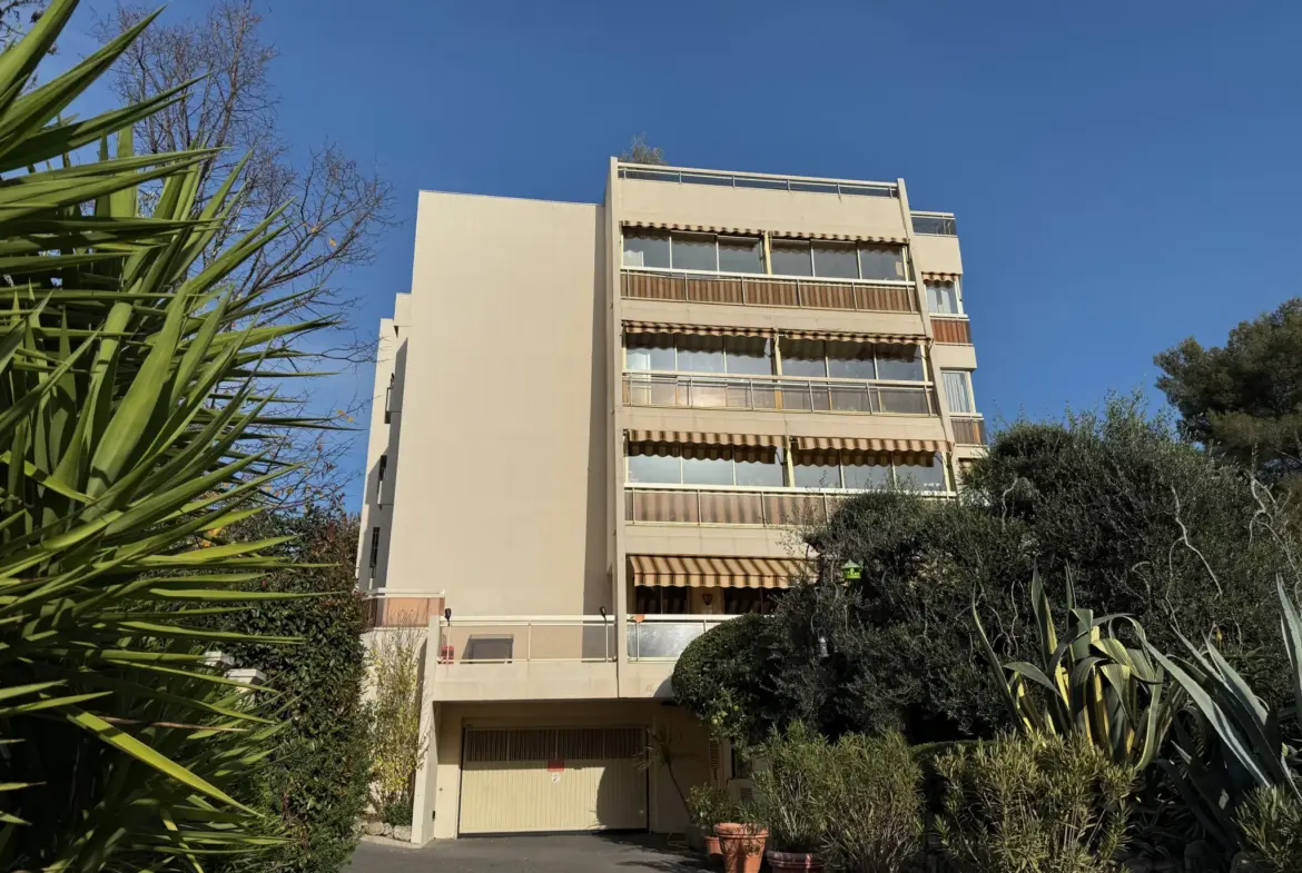 Studio rénové avec terrasse au Cannet Mairie 