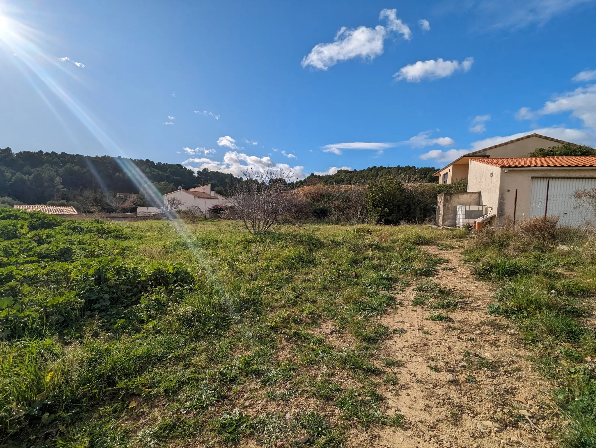 Villa plain-pied avec garage et terrain constructible à Bize-Minervois 