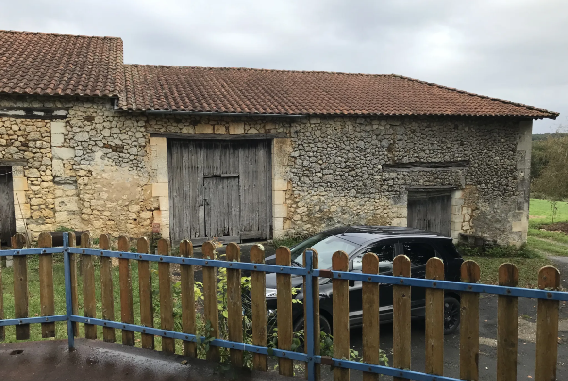 Charmante fermette avec terres à vendre à Bussac 