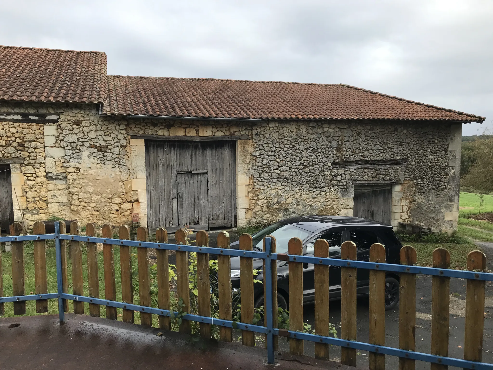 Charmante fermette avec terres à vendre à Bussac 