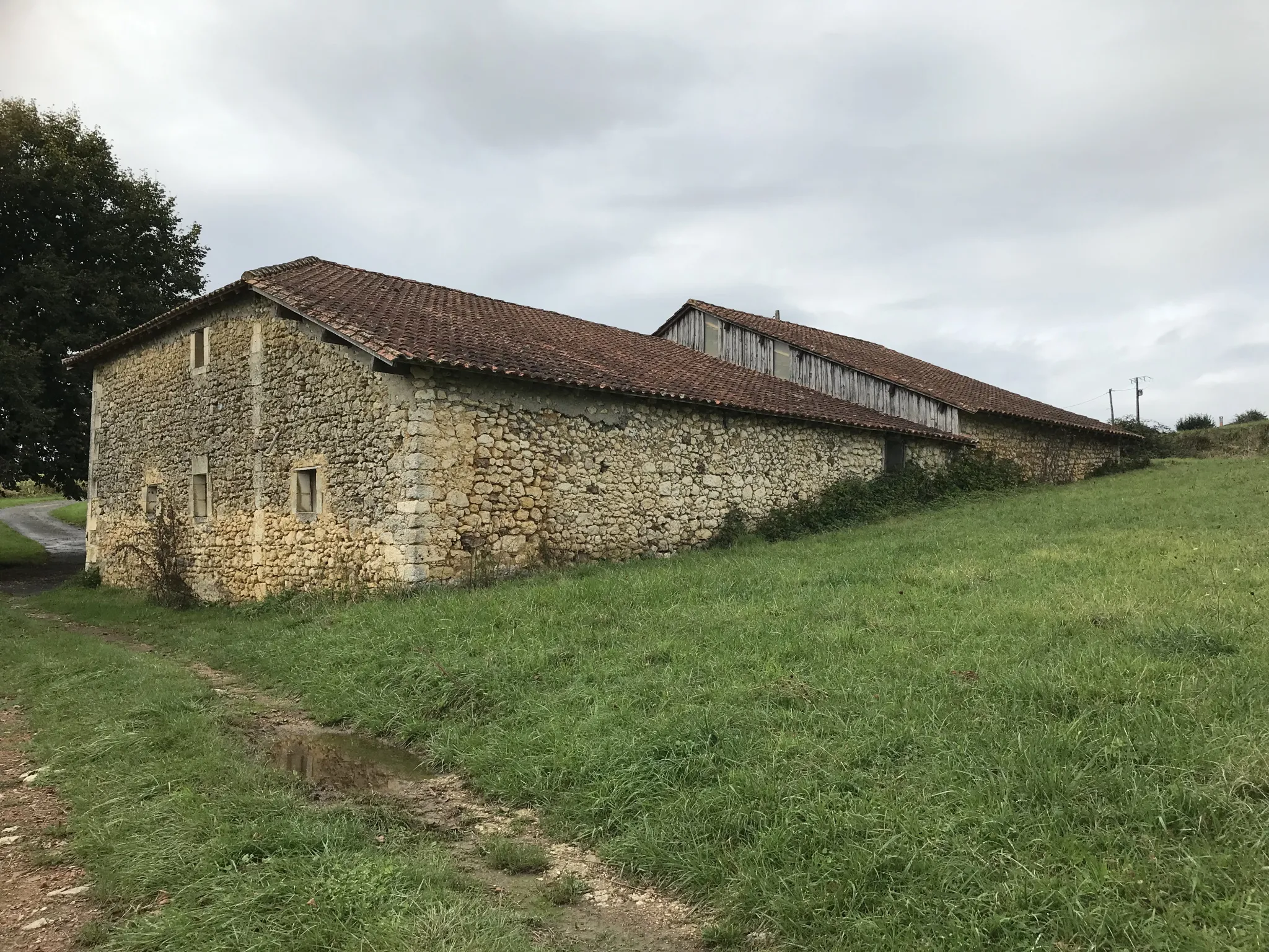 Charmante fermette avec terres à vendre à Bussac 