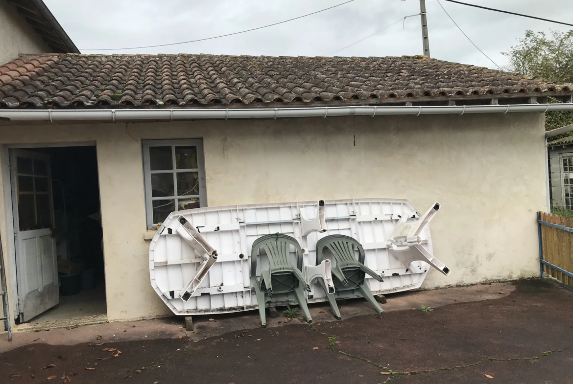 Charmante fermette avec terres à vendre à Bussac 