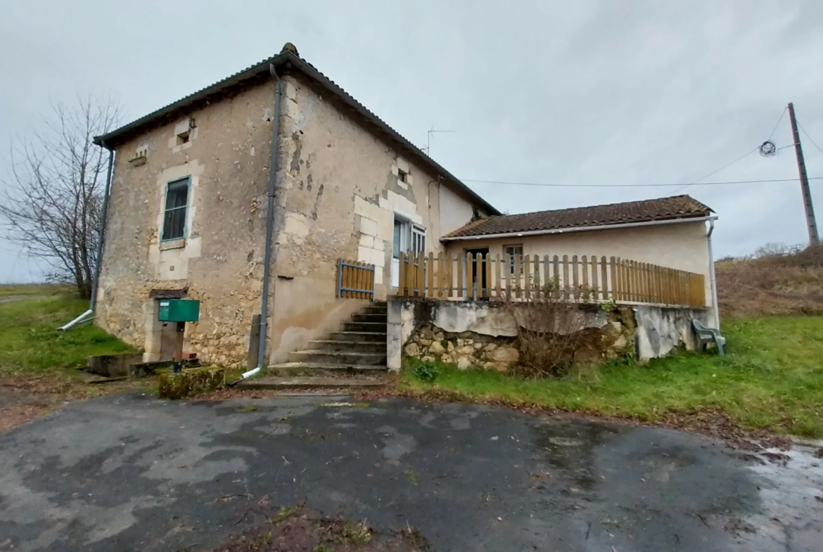 Charmante fermette avec terres à vendre à Bussac 