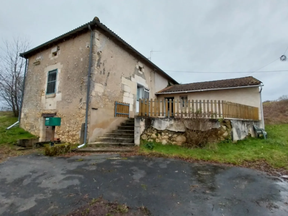 Charmante fermette avec terres à vendre à Bussac