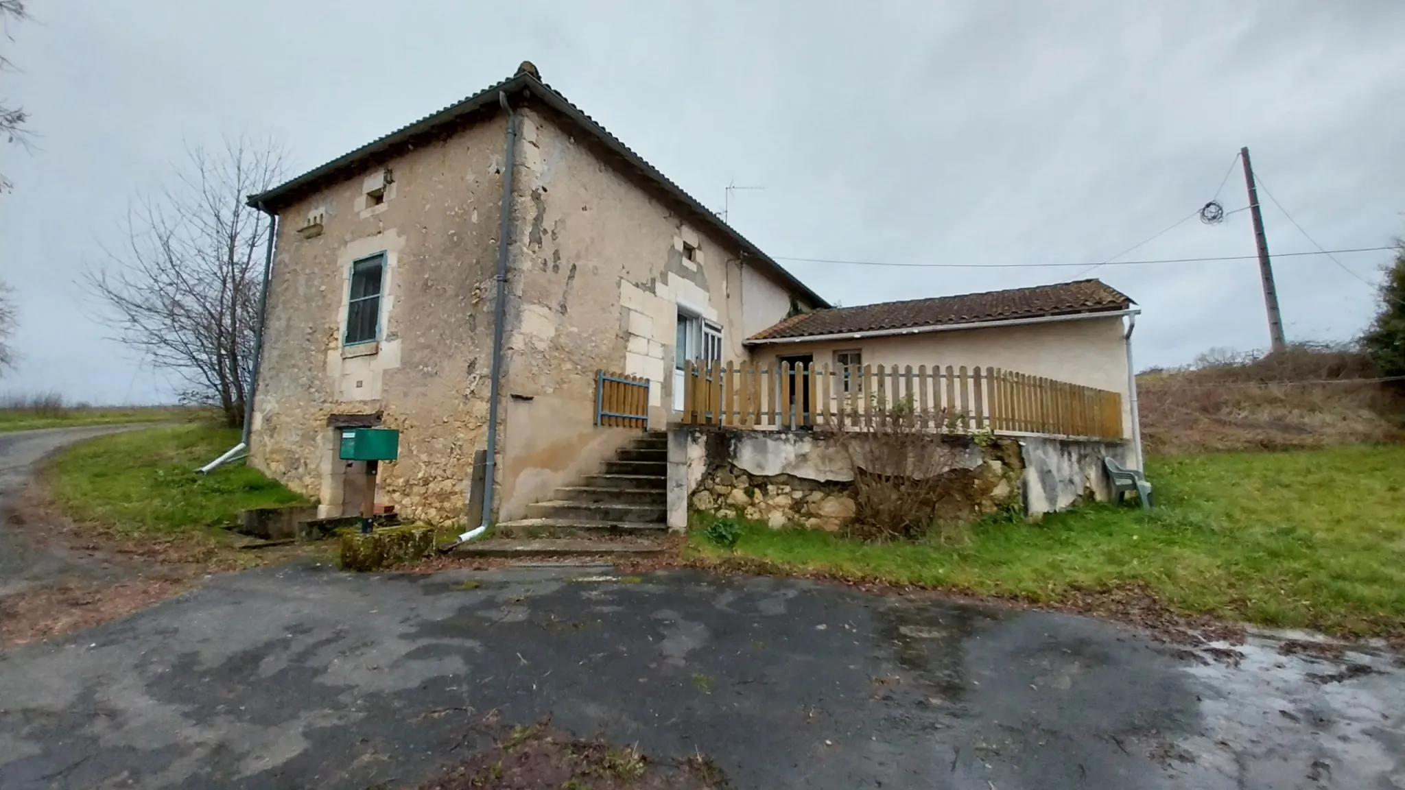 Charmante fermette avec terres à vendre à Bussac 