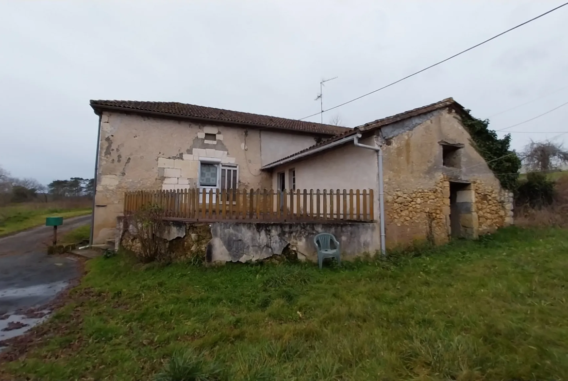 Charmante fermette avec terres à vendre à Bussac 