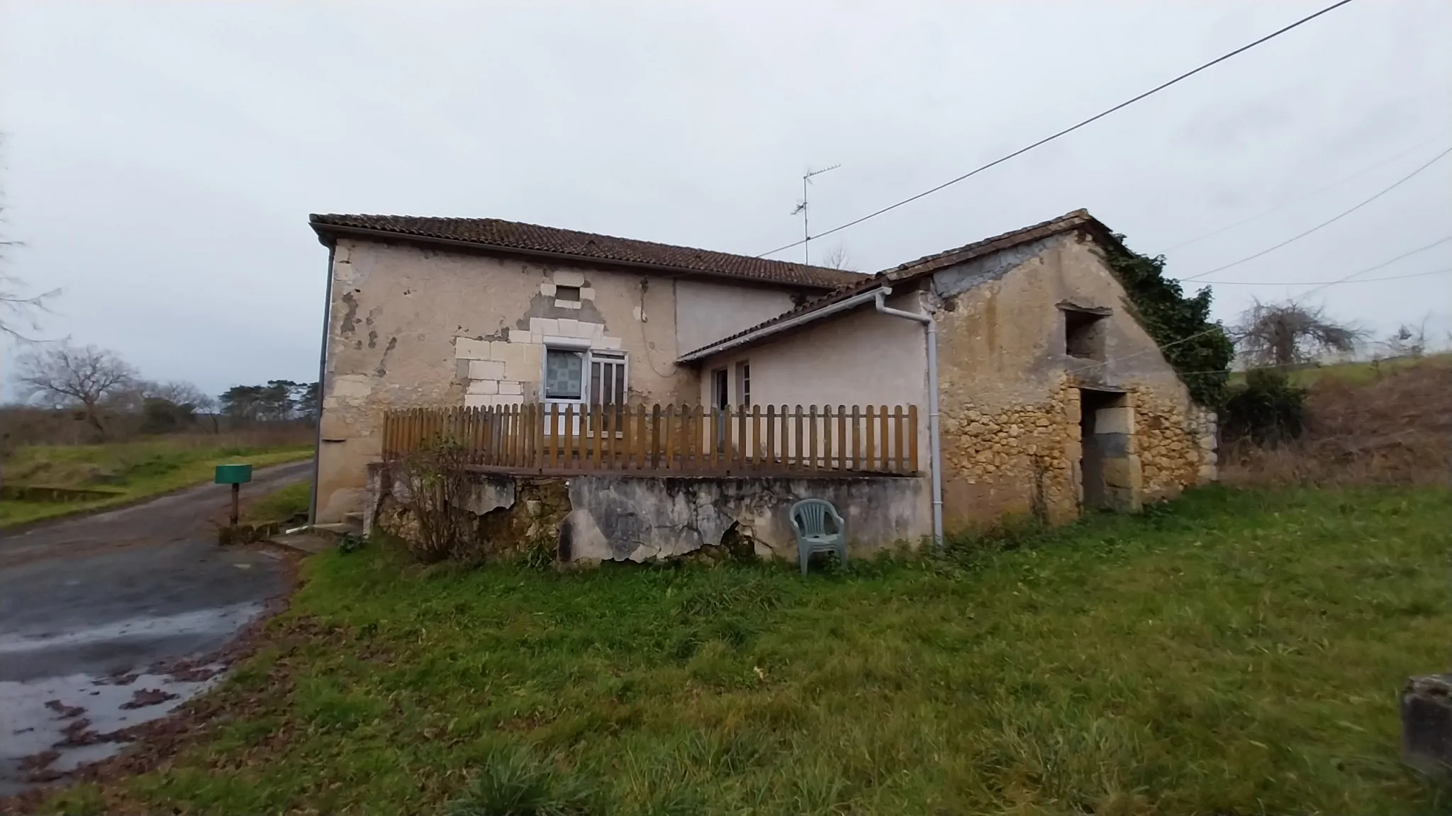 Charmante fermette avec terres à vendre à Bussac 