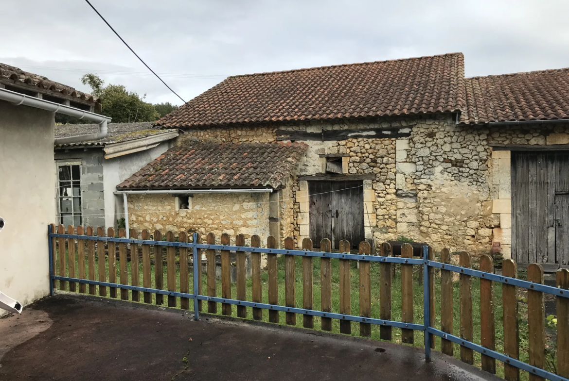 Charmante fermette avec terres à vendre à Bussac 