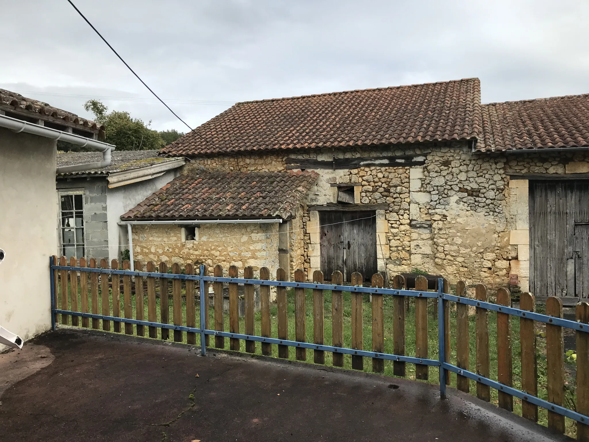 Charmante fermette avec terres à vendre à Bussac 