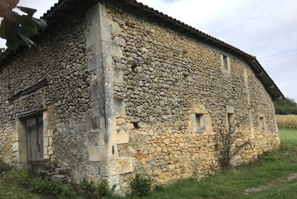 Charmante fermette avec terres à vendre à Bussac 