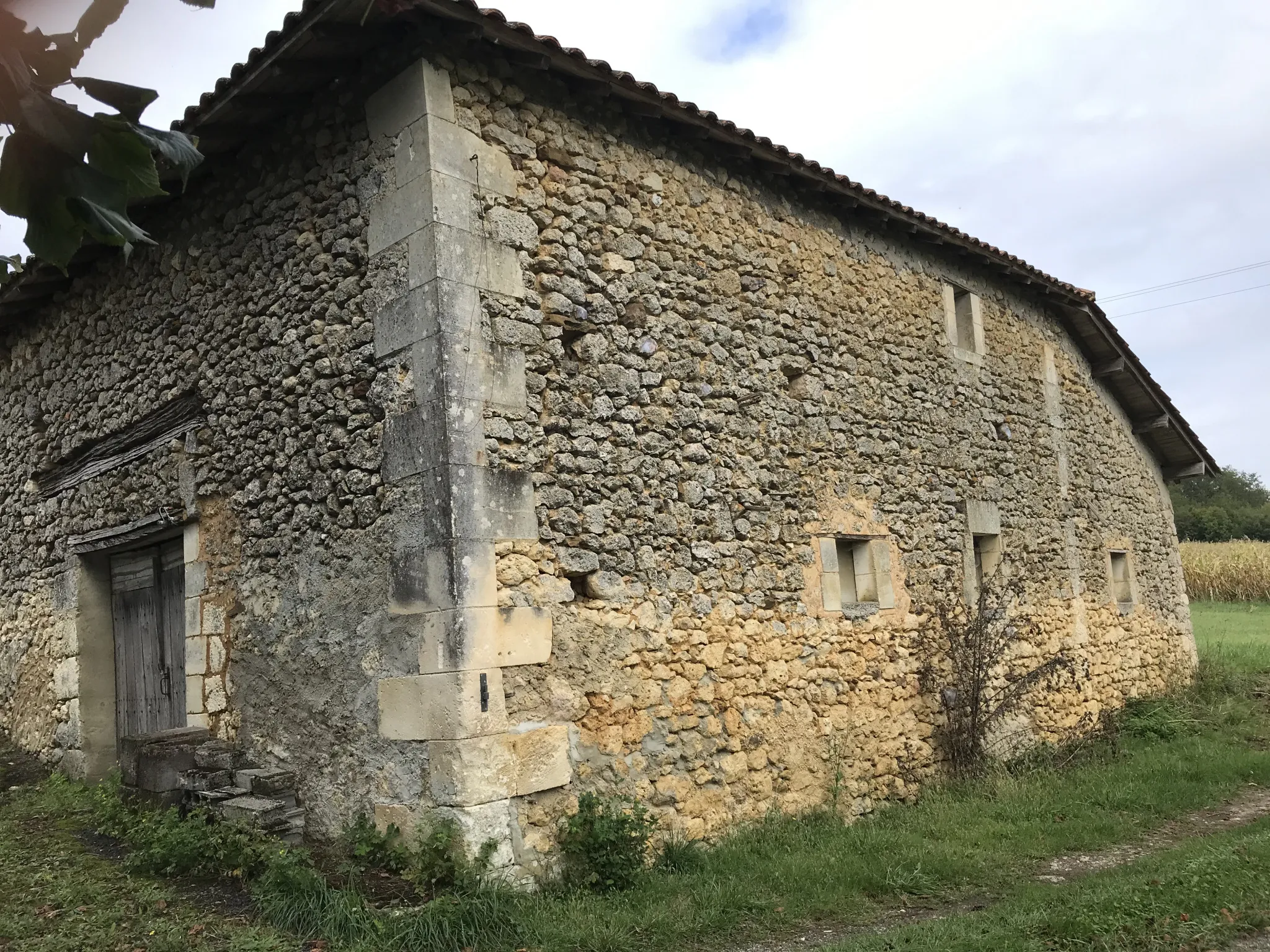 Charmante fermette avec terres à vendre à Bussac 