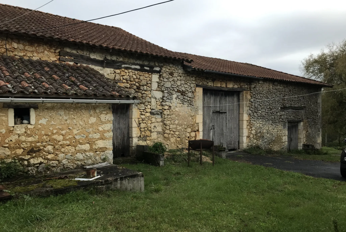 Charmante fermette avec terres à vendre à Bussac 