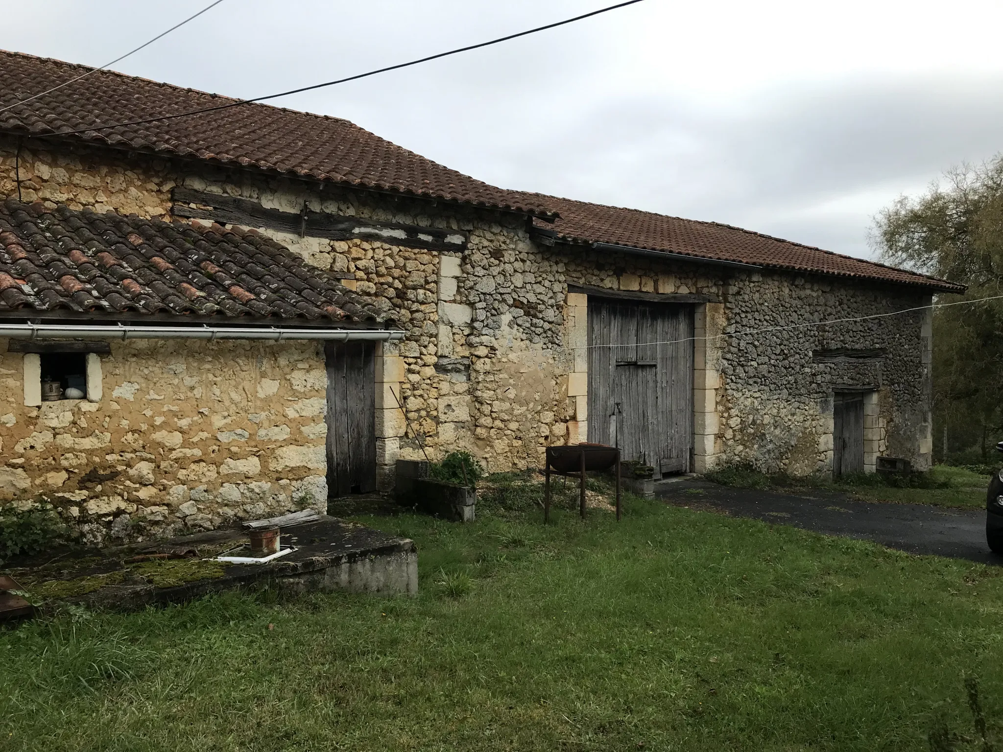 Charmante fermette avec terres à vendre à Bussac 