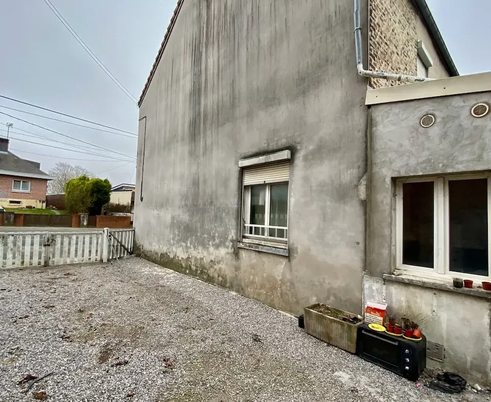 Maison à rénover près de Hautmont avec garage et cour 