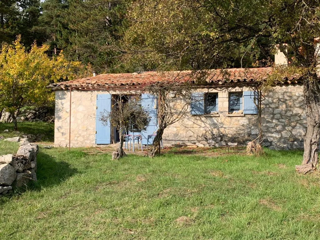 À vendre : bergerie rénovée sur 1 hectare à Caussols 