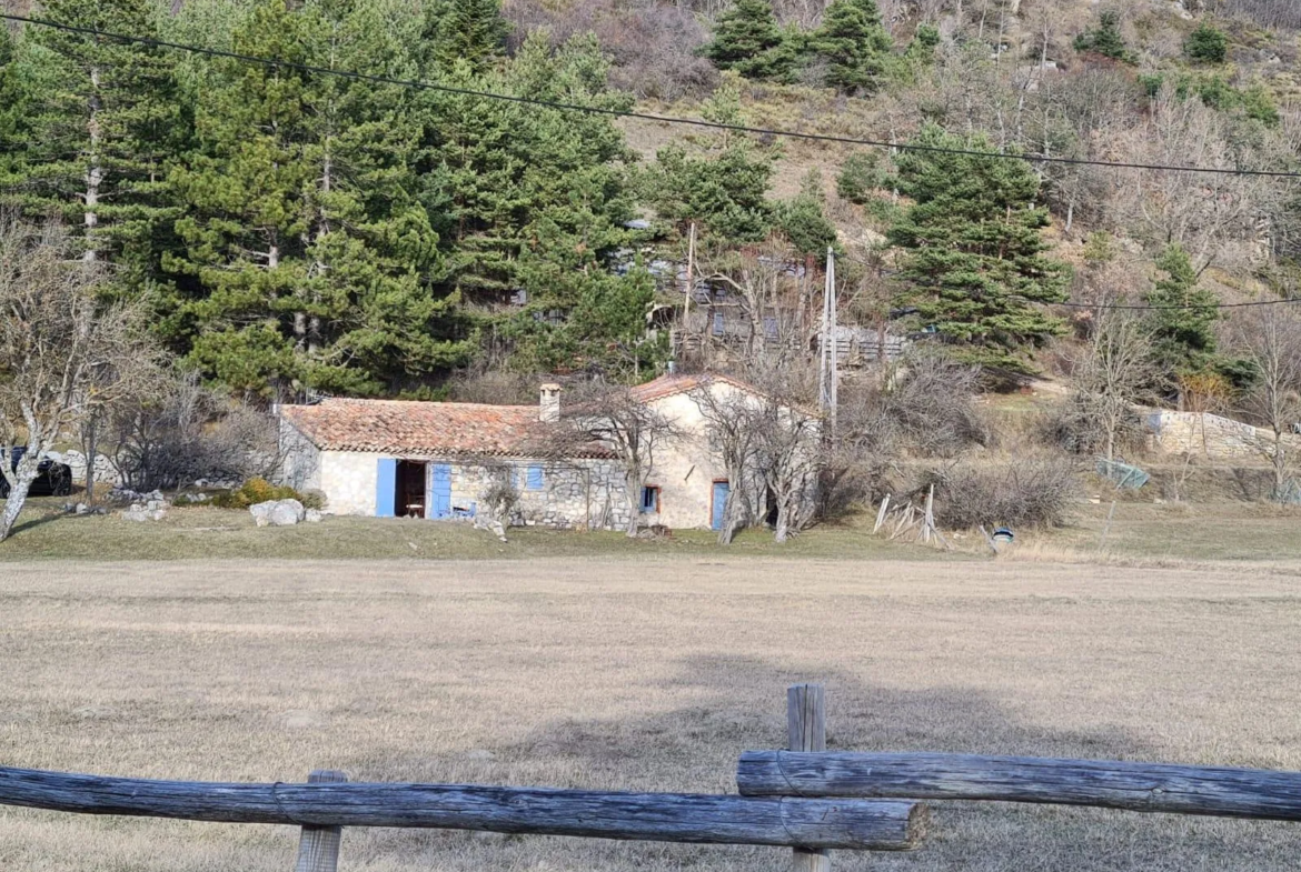 À vendre : bergerie rénovée sur 1 hectare à Caussols 