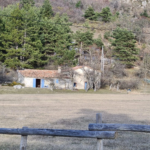 À vendre : bergerie rénovée sur 1 hectare à Caussols