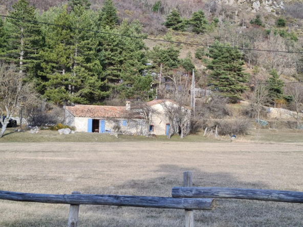 À vendre : bergerie rénovée sur 1 hectare à Caussols