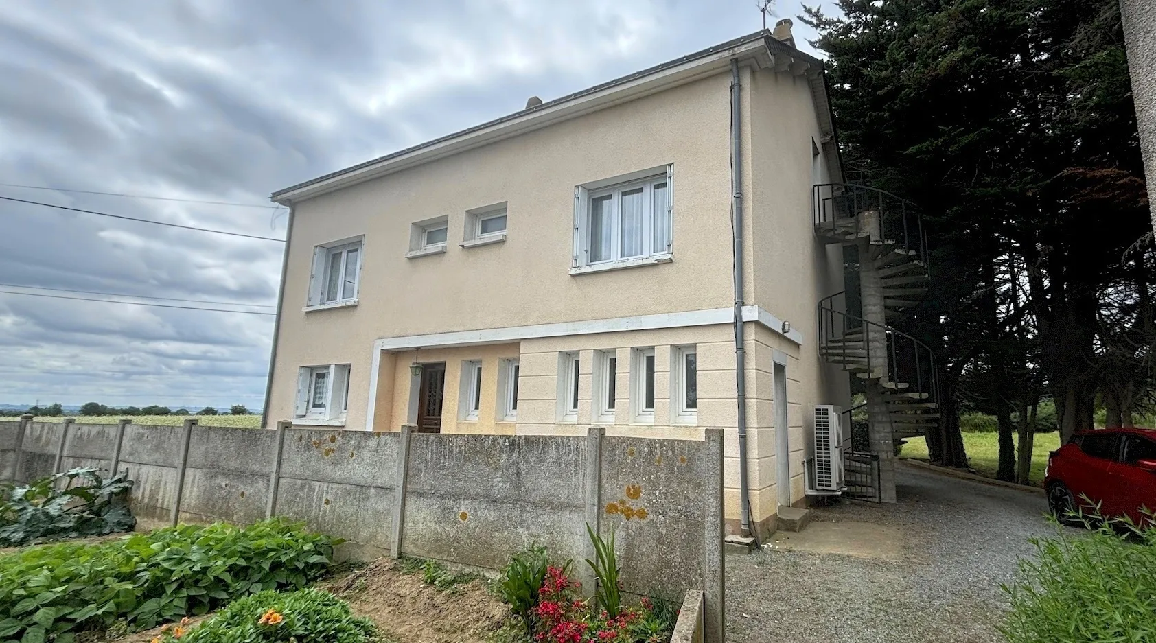 Maison à vendre à Chanzeaux, 5 chambres et grand terrain 