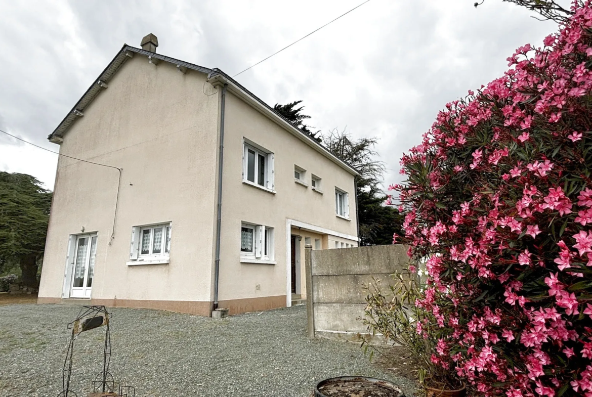 Maison à vendre à Chanzeaux, 5 chambres et grand terrain 