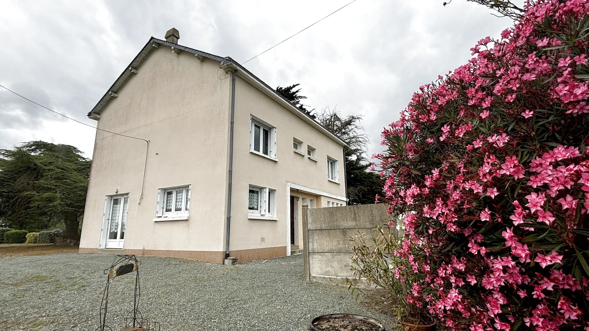 Maison à vendre à Chanzeaux, 5 chambres et grand terrain 