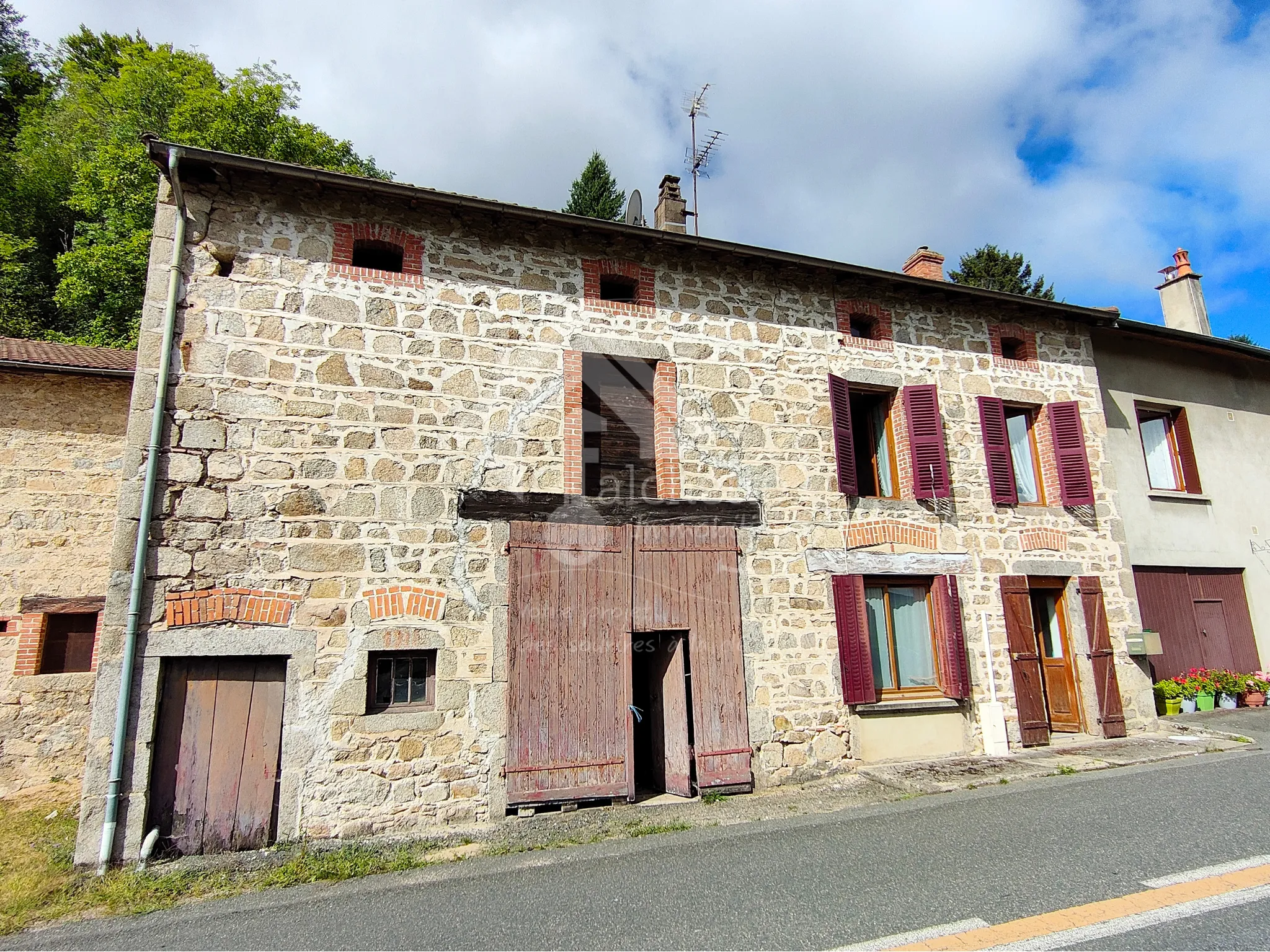 Maison 4 pièces avec terrain à Laprugne pour 49 500 euros 