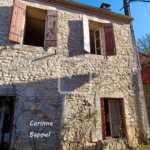 Maison à restaurer à vendre dans un hameau de Coulaures avec granges et parc