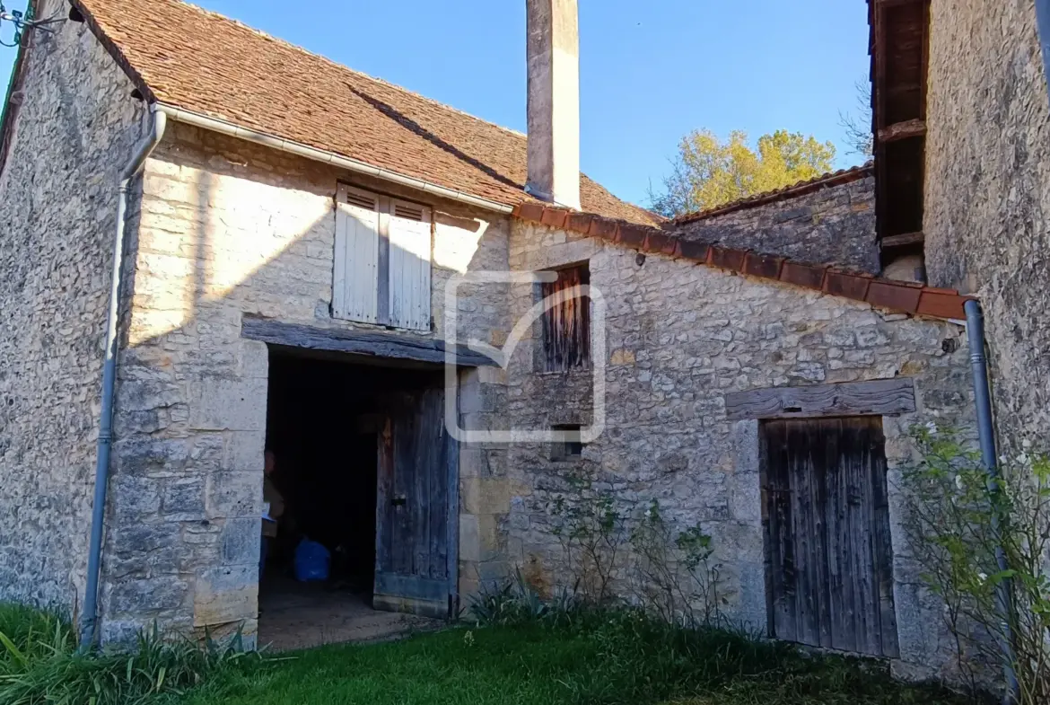 Maison à restaurer à vendre dans un hameau de Coulaures avec granges et parc 