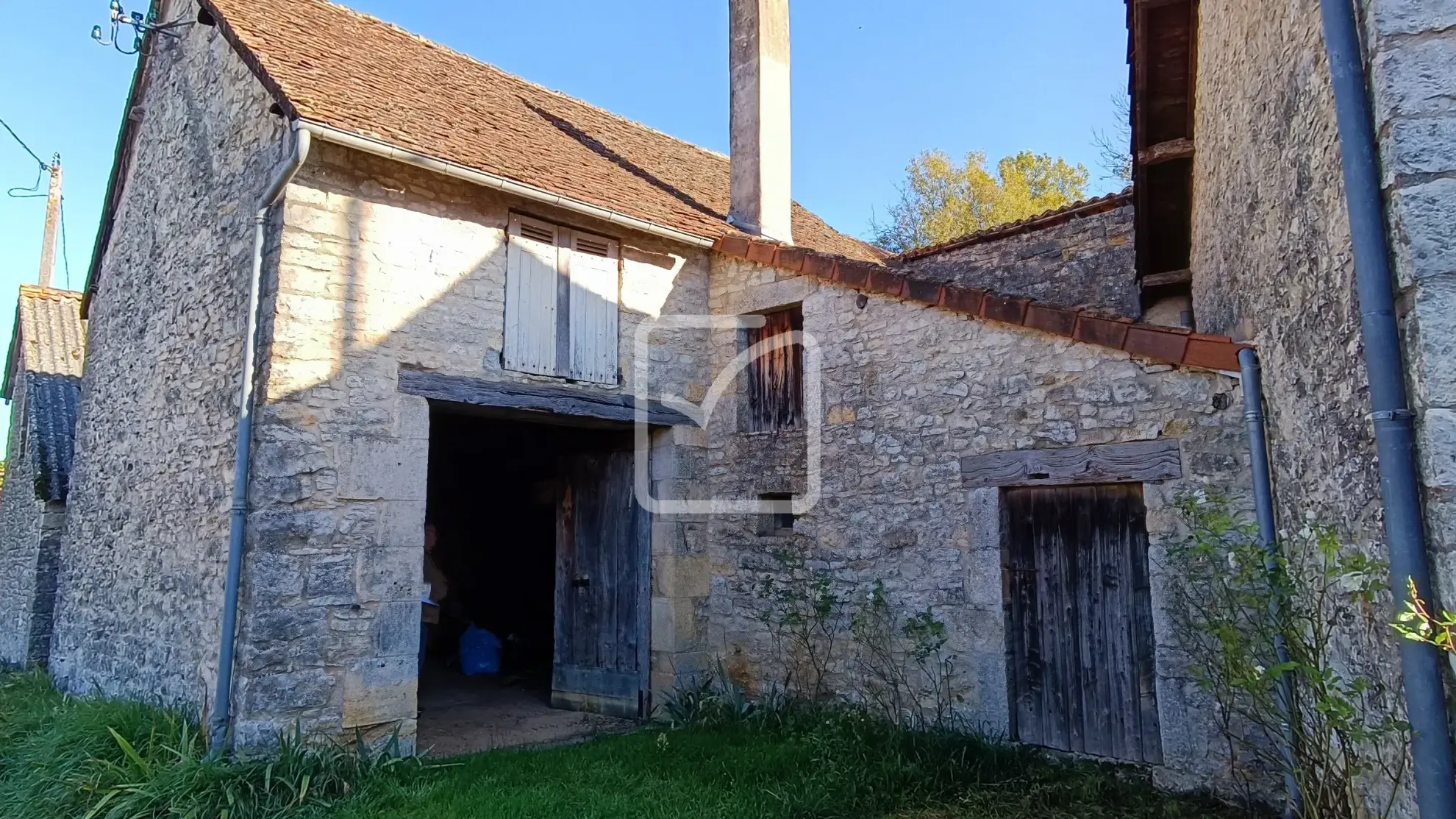 Maison à restaurer à vendre dans un hameau de Coulaures avec granges et parc 