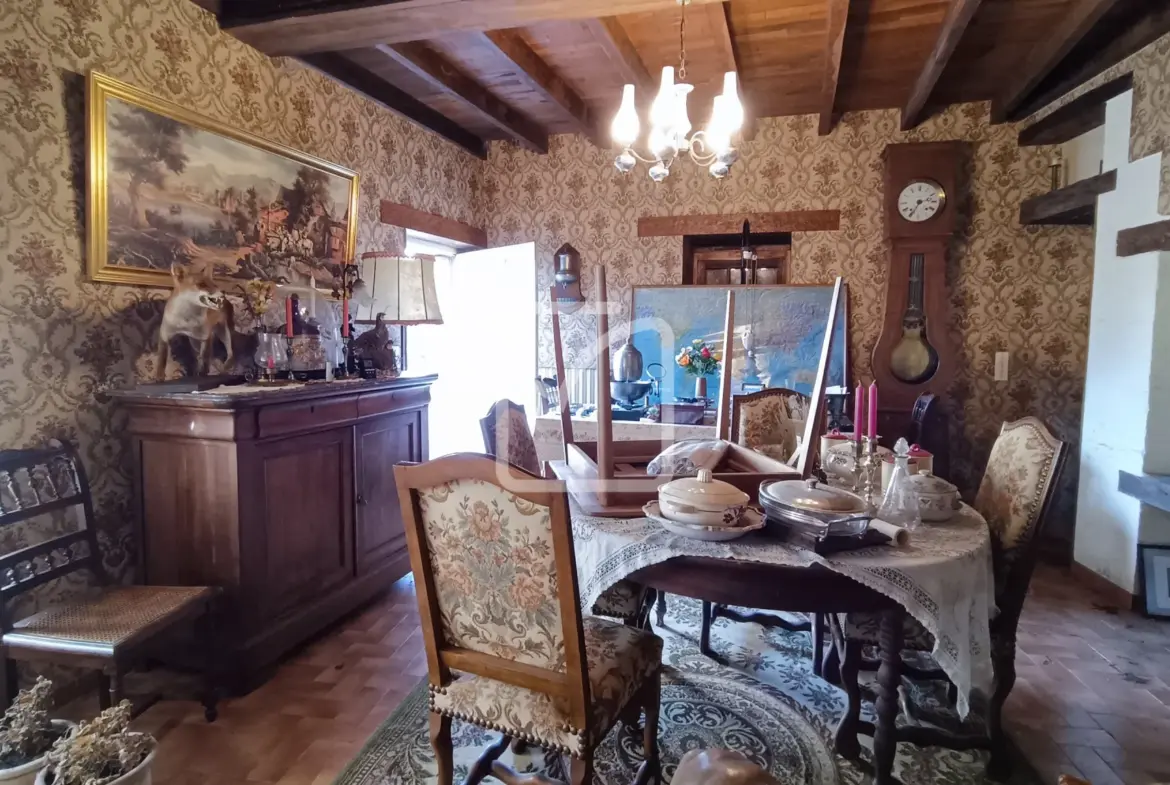 Maison à restaurer à vendre dans un hameau de Coulaures avec granges et parc 