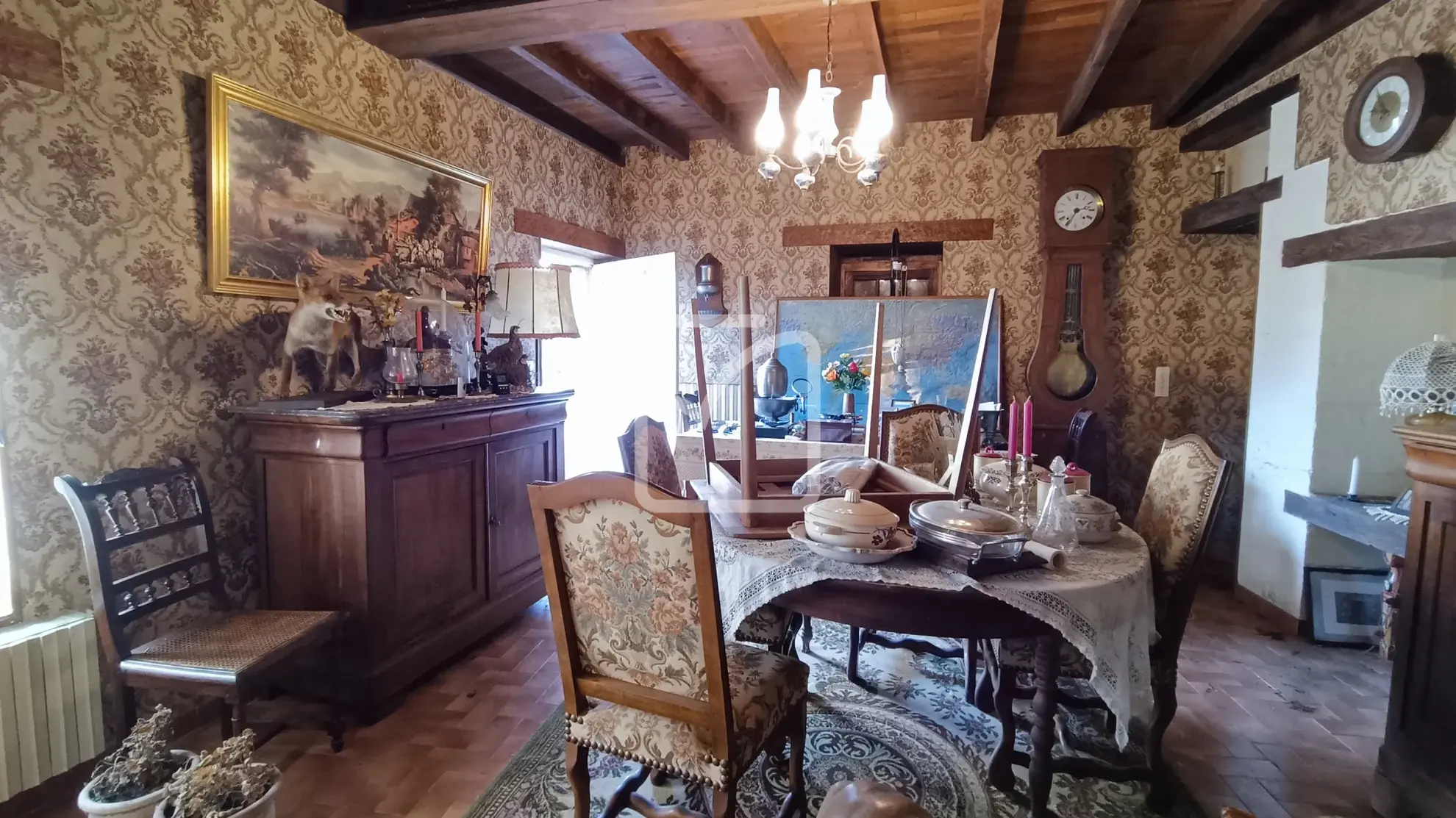 Maison à restaurer à vendre dans un hameau de Coulaures avec granges et parc 