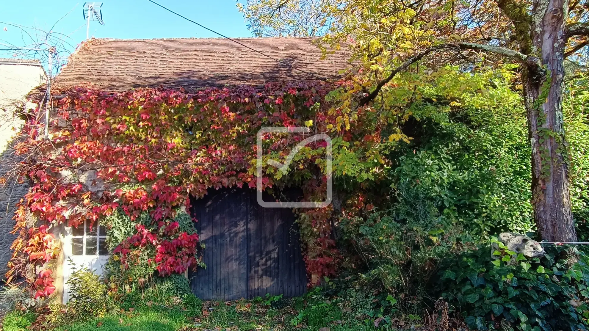 Maison à restaurer à vendre dans un hameau de Coulaures avec granges et parc 