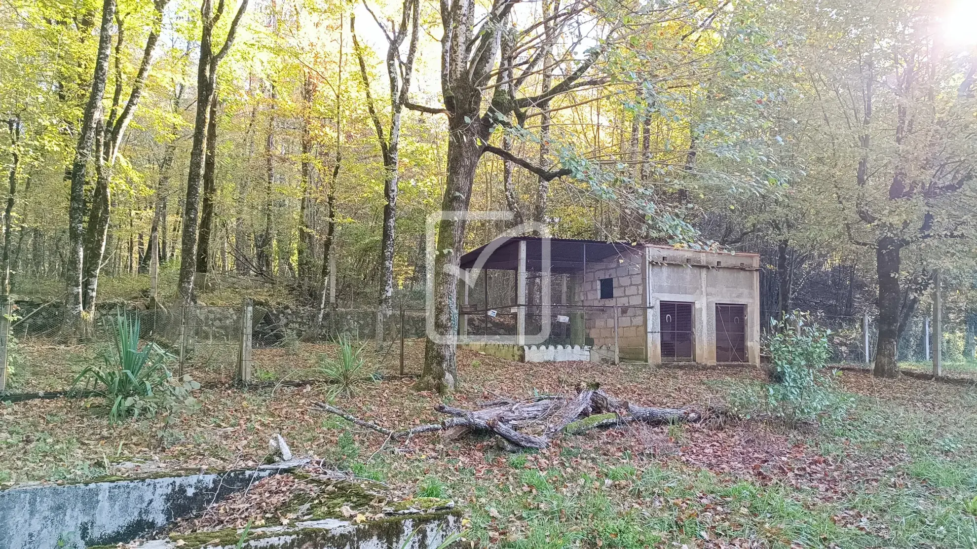 Maison à restaurer à vendre dans un hameau de Coulaures avec granges et parc 