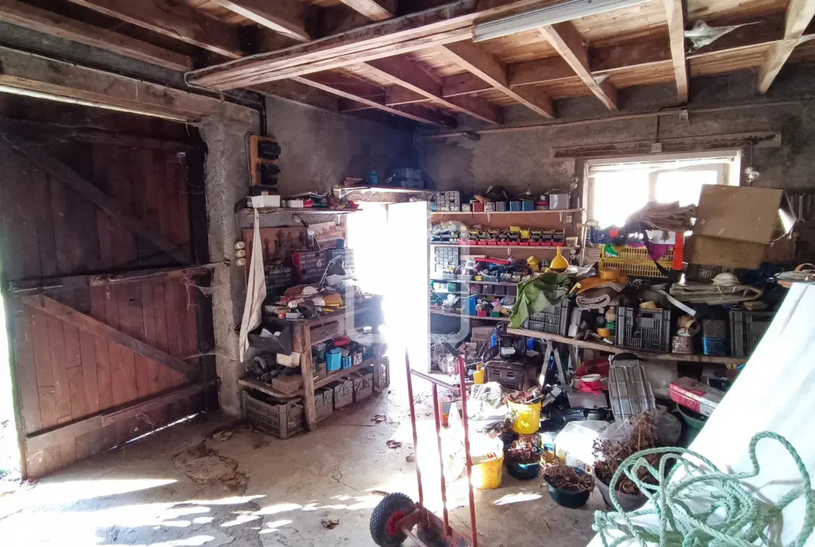 Maison à restaurer à vendre dans un hameau de Coulaures avec granges et parc 