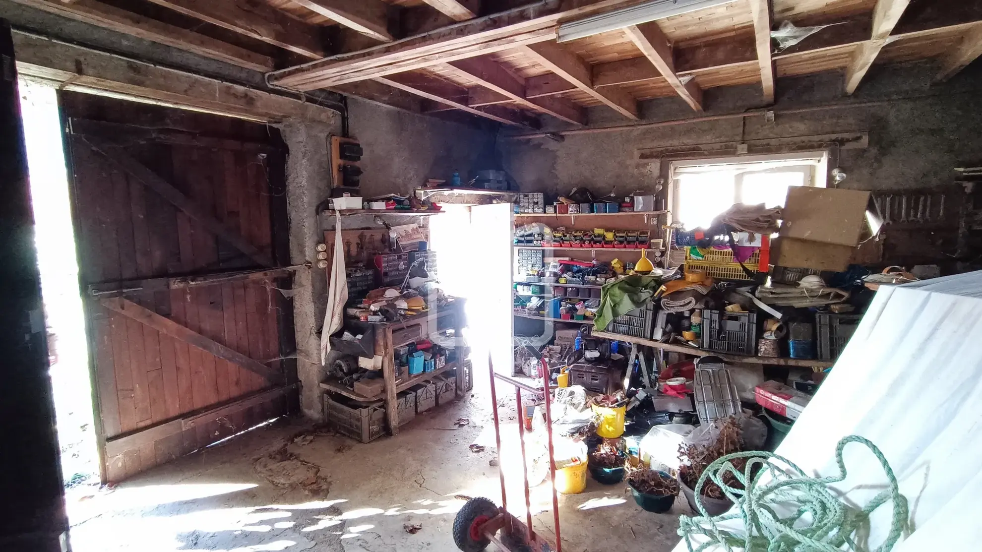 Maison à restaurer à vendre dans un hameau de Coulaures avec granges et parc 