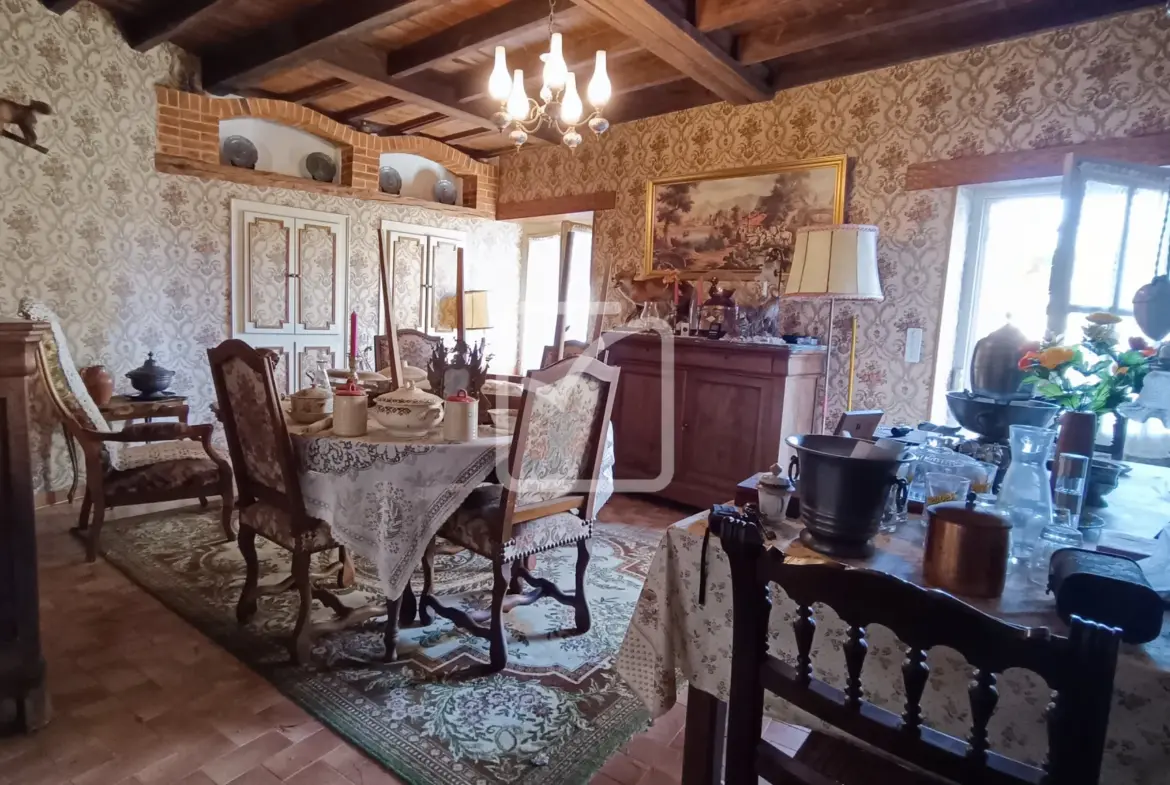 Maison à restaurer à vendre dans un hameau de Coulaures avec granges et parc 