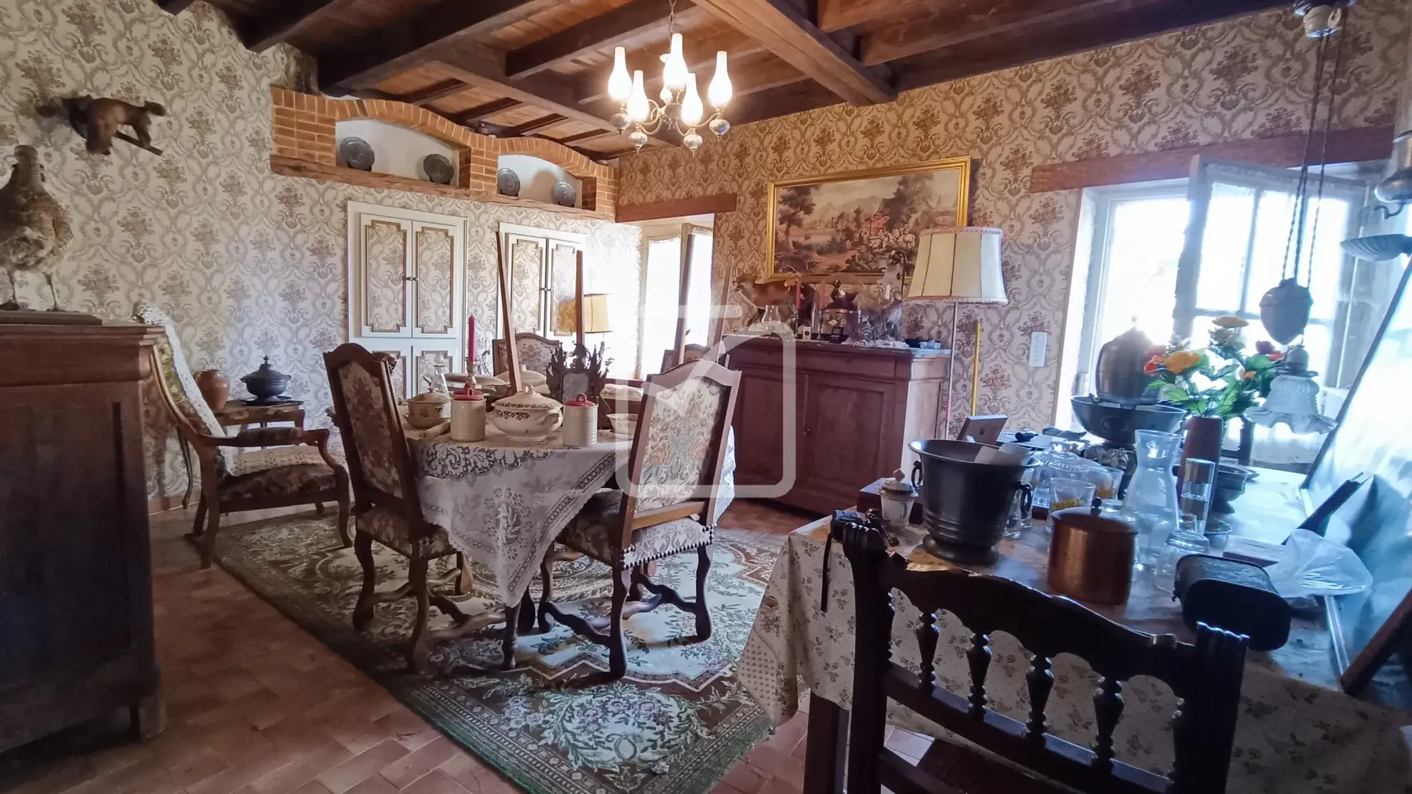 Maison à restaurer à vendre dans un hameau de Coulaures avec granges et parc 