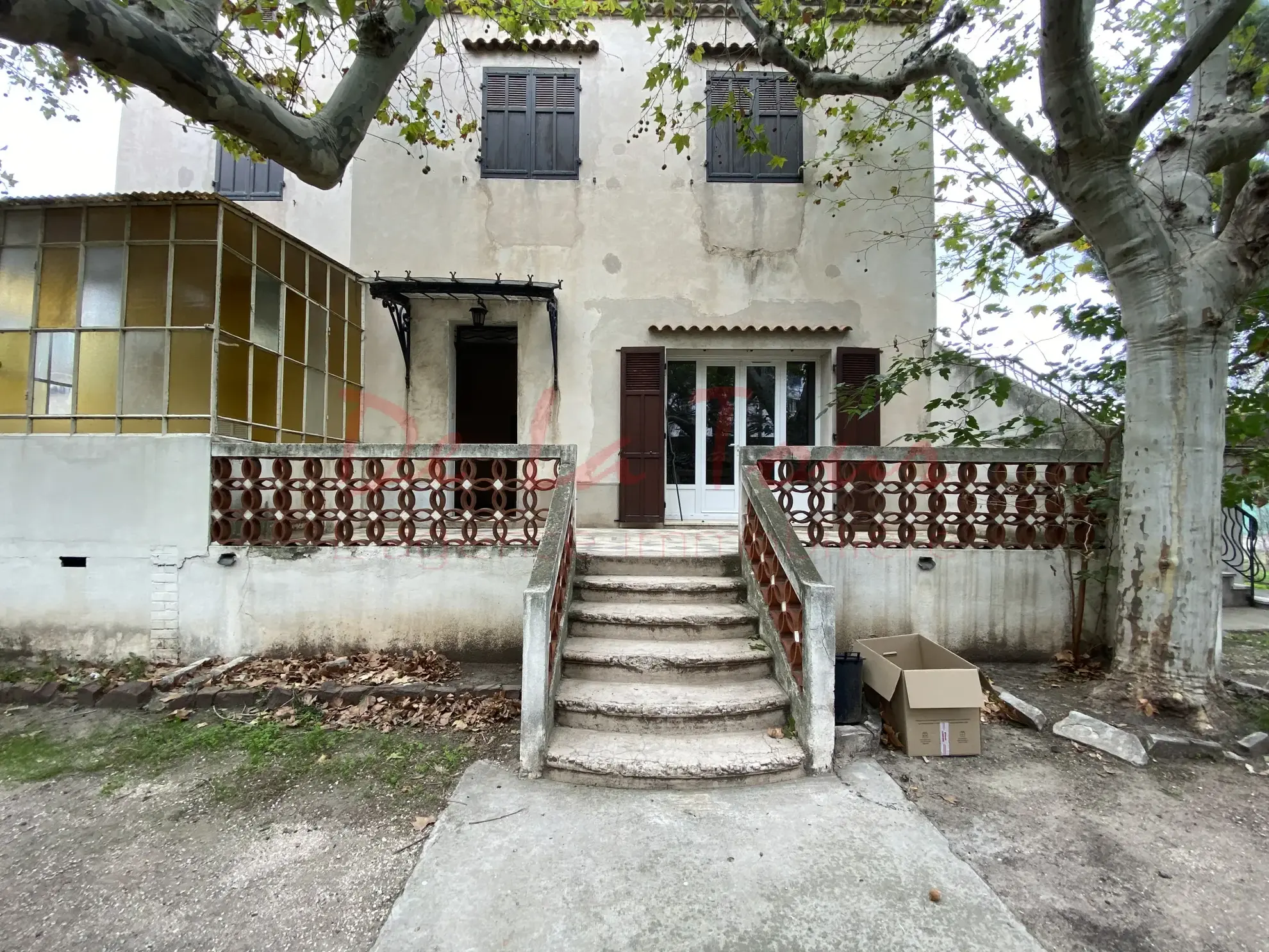 Rez-de-jardin à rénover à Marseille - 85 m² avec garage 