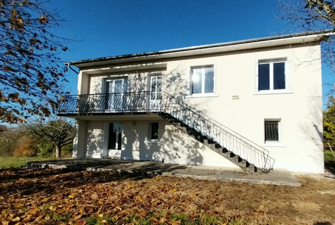 Maison de 3 chambres à Leguillac de l'Auche sur 8000m2 