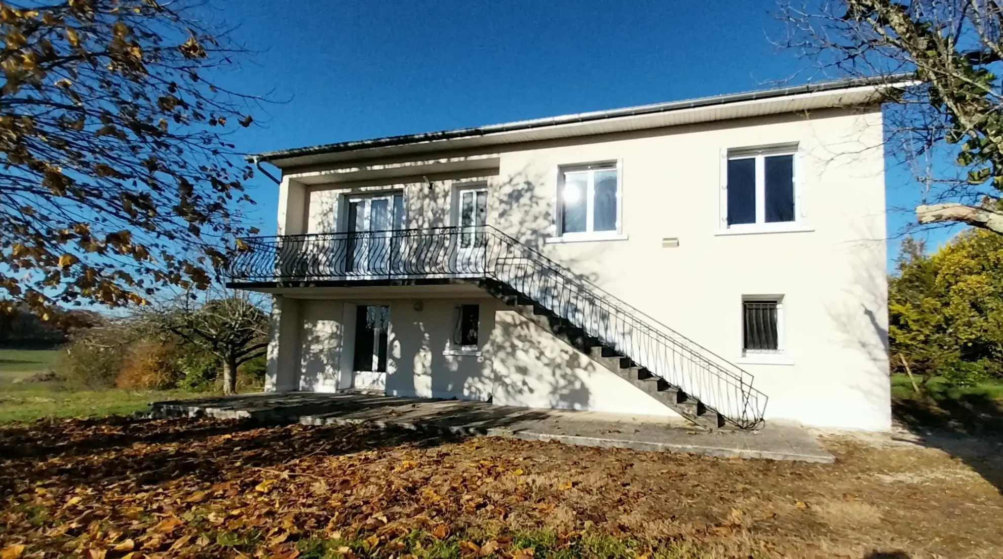 Maison de 3 chambres à Leguillac de l'Auche sur 8000m2 