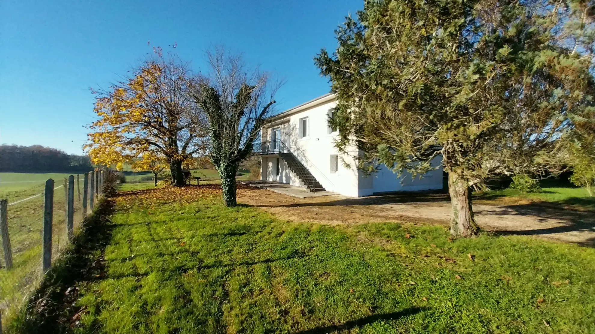 Maison de 3 chambres à Leguillac de l'Auche sur 8000m2 